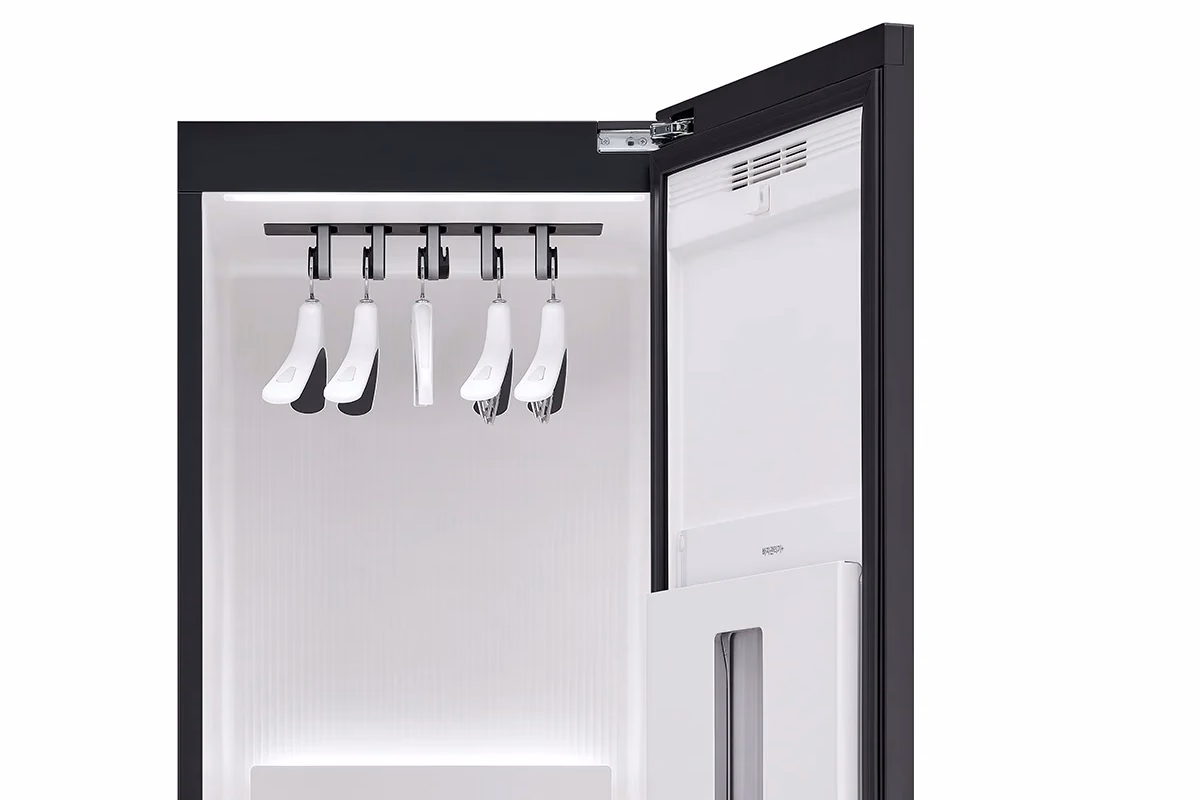 문을 연 5벌 스타일러 안쪽 위에 옷걸이 다섯 개가 걸려 있고 문 안쪽에 바지관리기가 달려 있는 모습