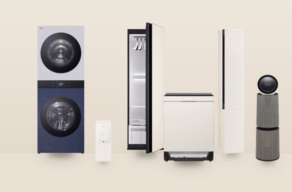베이지 배경에 LG 트롬 AI 오브제컬렉션 워시타워, LG 스타일러 AI 오브제컬렉션 (2026 NEW), LG 휘센 AI 오브제컬렉션 뷰I 에어컨 2in1 (3시리즈)를 뒷줄에 세우고 앞줄에 LG 퓨리케어 오브제컬렉션 정수기(맞춤 출수, 냉온정), LG 디오스 오브제컬렉션 식기세척기 (빌트인/14인용), LG 퓨리케어 AI 오브제컬렉션 360˚ 공기청정기 M7를 놓은 가전 구독 추천 가이드 썸네일 이미지