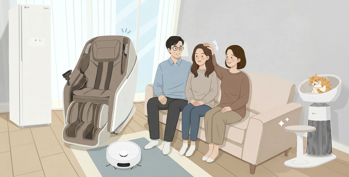 아빠, 딸, 엄마 3대가 거실 소파에 함께 모여 함박웃음을 짓는 모습. 옆에는 LG 스타일러, 안마의자, 공기청정기, 로봇청소기 등 LG 가전이 자연스럽게 배치된 따뜻한 가족 일상 가로형 배너