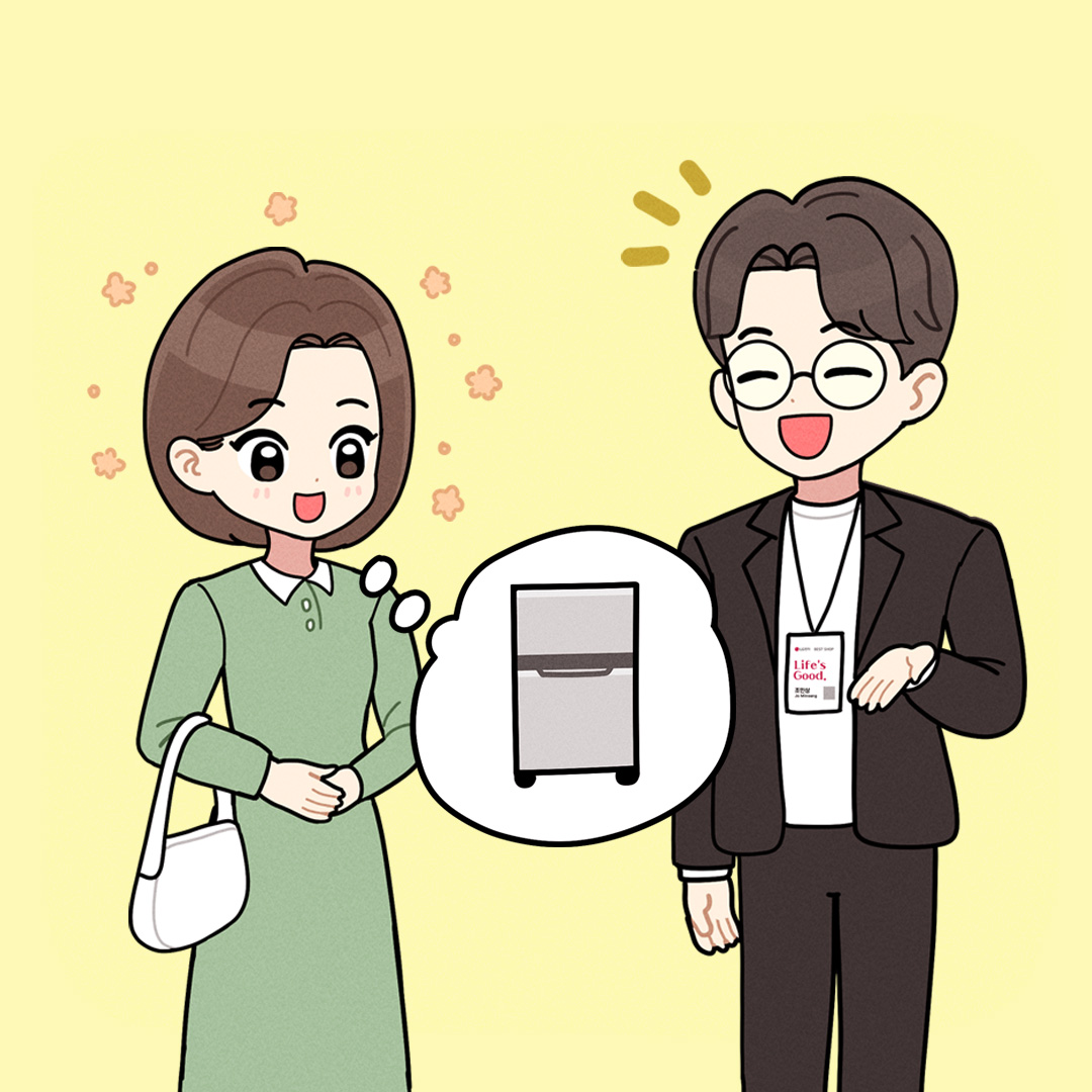 밝은 노란색 배경의 일러스트 장면으로, 상단에는 “Life UP Story”라는 배너가 걸려 있으며 그 아래 “안녕하세요? LG전자 베스트샵을 이용하고 있는 고객입니다.”라는 문장이 크게 표시되어 있다.
왼쪽에는 한 인물이 쇼핑백을 들고 서 있으며, 중앙에는 원형 생각 말풍선 안에 냉장고 이미지가 표시되어 있다. 이는 과거 제품 구매와 관련된 상황을 떠올리는 장면을 표현한다.
오른쪽에는 직원증을 착용한 상담 역할의 인물이 손동작과 함께 설명하는 자세로 서 있다.
하단에는 “일전에 공기청정기 구입하려고 갔을 때, 냉장고 적당한 제품이 있으면 나중에 연락 달라고 했던 적이 있었어요!”라는 문장이 포함되어 있어 과거 매장에서 제품을 문의하며 추후 연락을 요청했던 상황을 설명한다.
전체적으로 고객이 매장에서 상담을 받으며 이전에 요청했던 제품 안내 기억을 떠올리는 도입부 장면이다.
